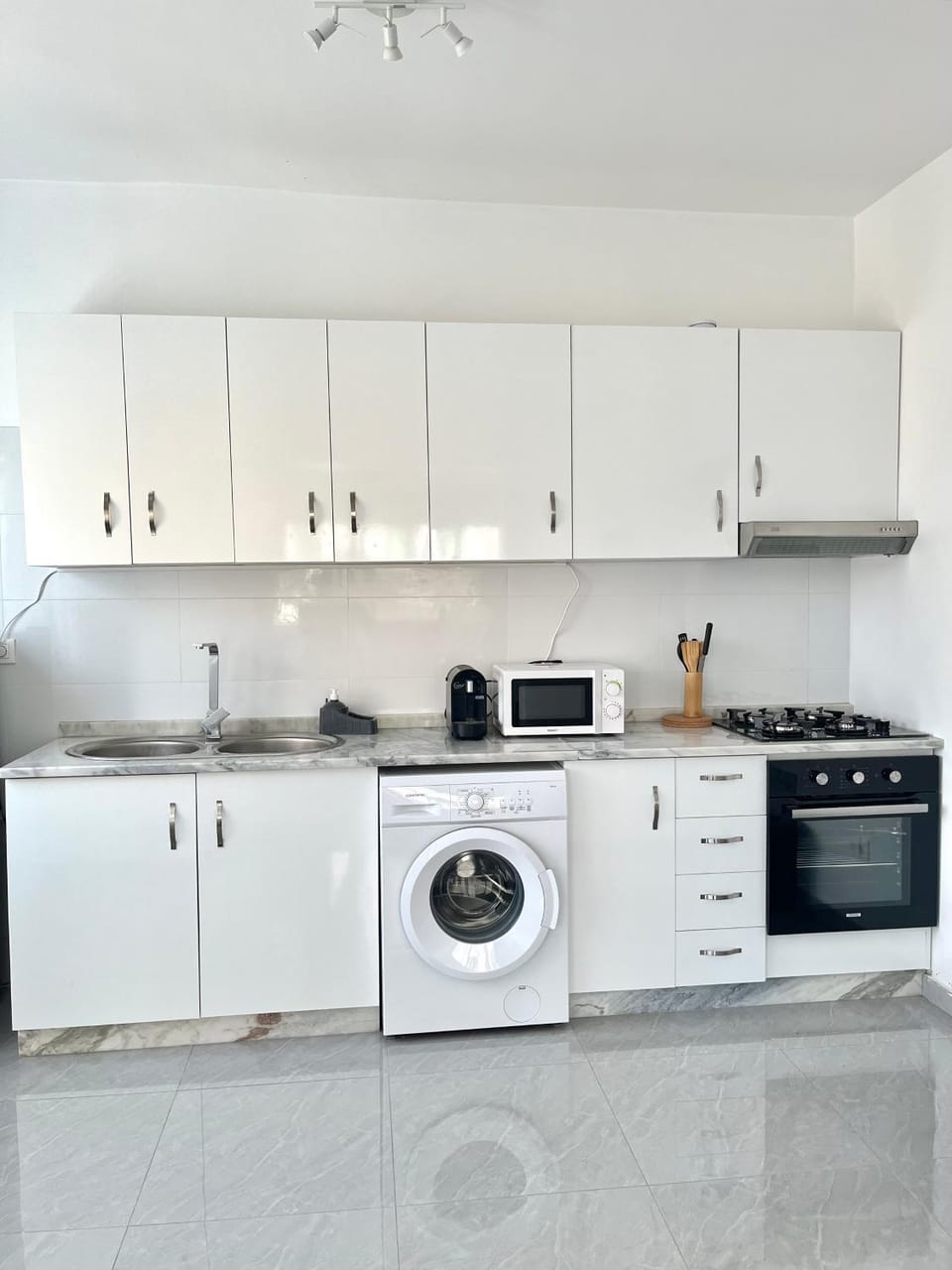 Kitchen or kitchenette, minibar, stove, toaster, washing machine