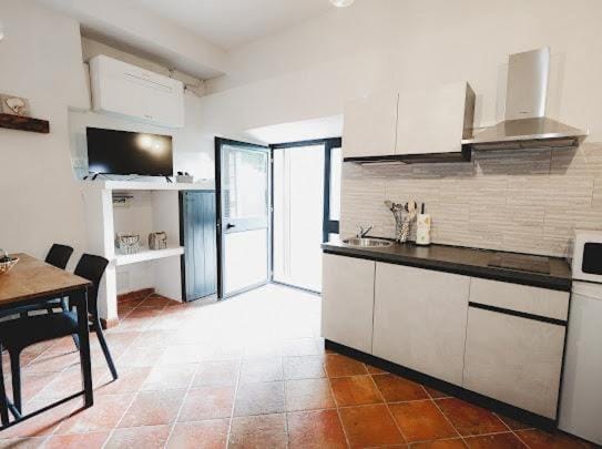 TV and multimedia, Dining area, minibar, stove