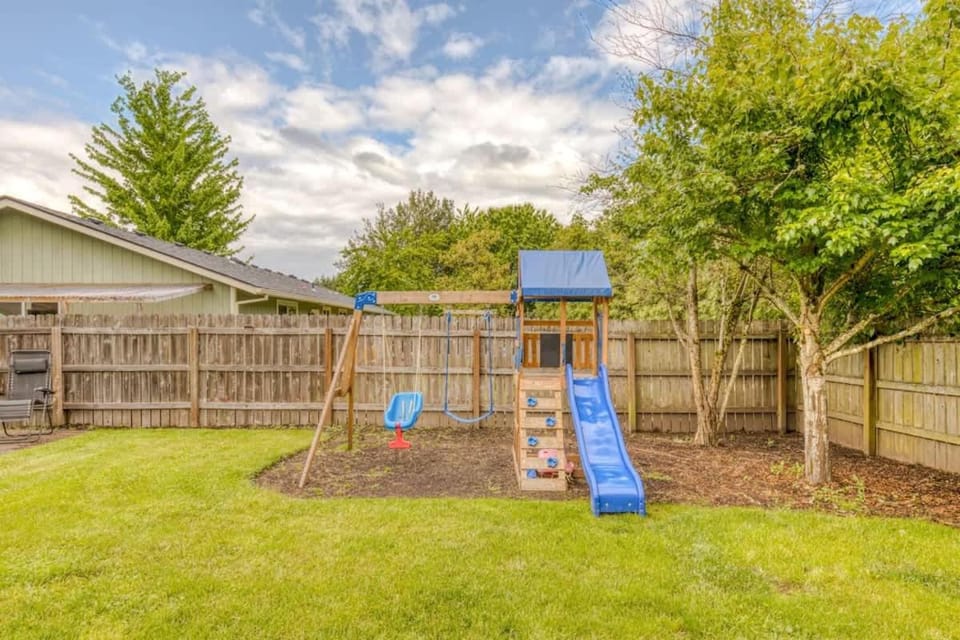 Monmouth Family Retreat - Pet Friendly, Play Areas, Hot Tub, Game Room House in Monmouth