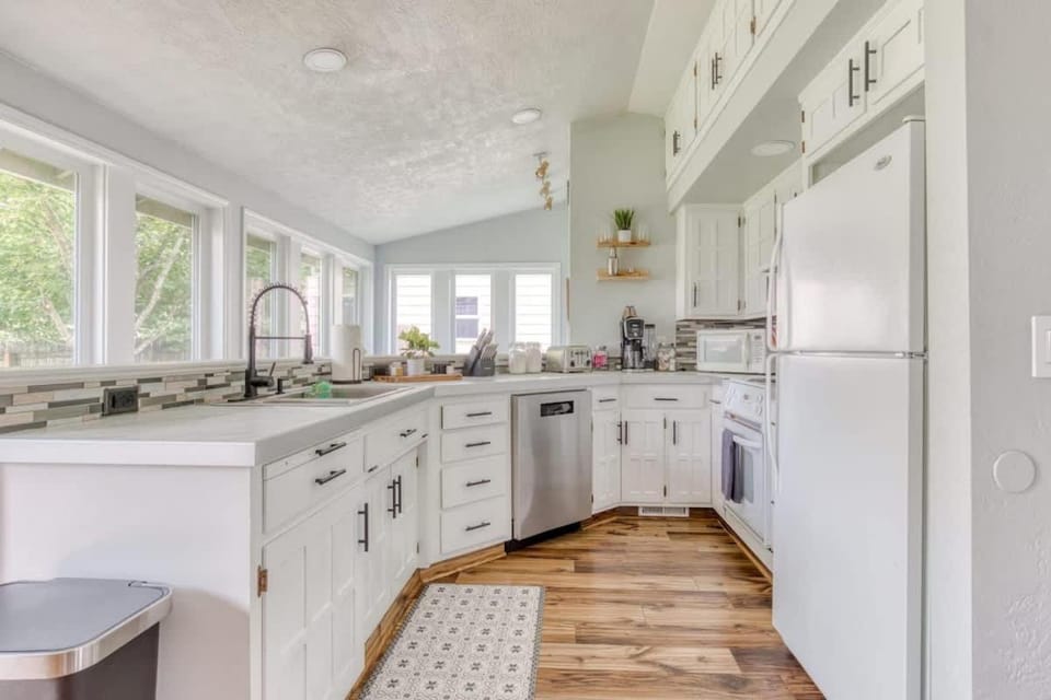 Monmouth Family Retreat - Pet Friendly, Play Areas, Hot Tub, Game Room House in Monmouth