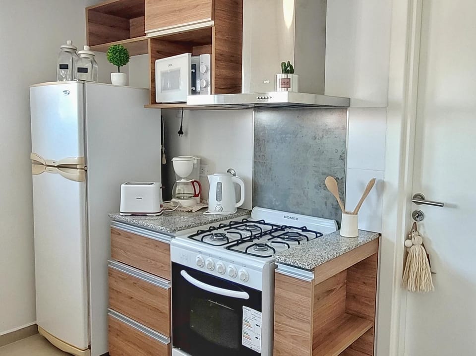 Coffee/tea facilities, heating, microwave, oven, stove, toaster