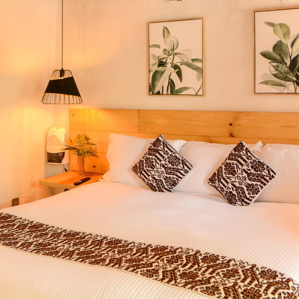 Bed, Photo of the whole room, Decorative detail, Bedroom, pet friendly