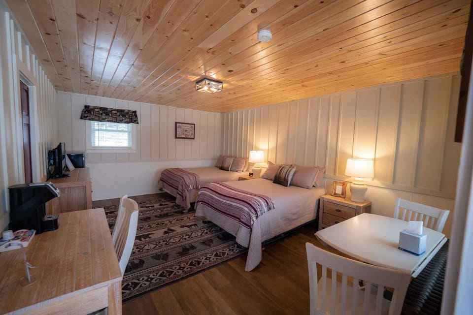 Bed, TV and multimedia, Photo of the whole room, Bedroom, hair dresser