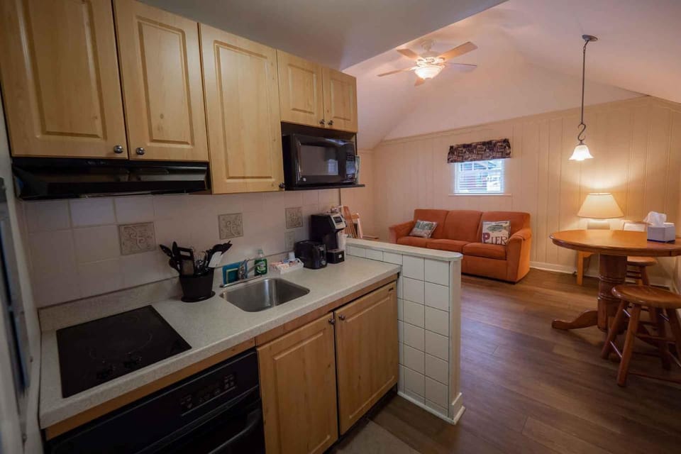 Coffee/tea facilities, Kitchen or kitchenette, Living room, Seating area, minibar, stove