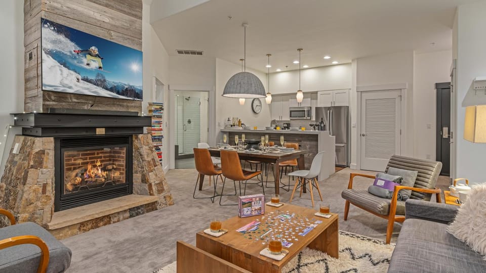 TV and multimedia, Living room, Seating area, Dining area, fireplace