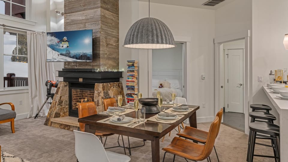 TV and multimedia, Seating area, Dining area, fireplace