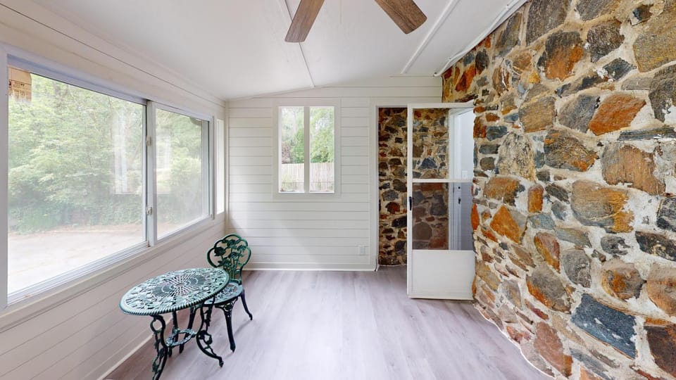 4BR Pet-Friendly Atlanta Woods Retreat House in Atlanta