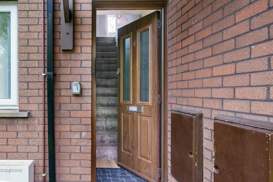 Central and Stylish 2 Bedroom Ravenhill Road Flat Apartment in Belfast