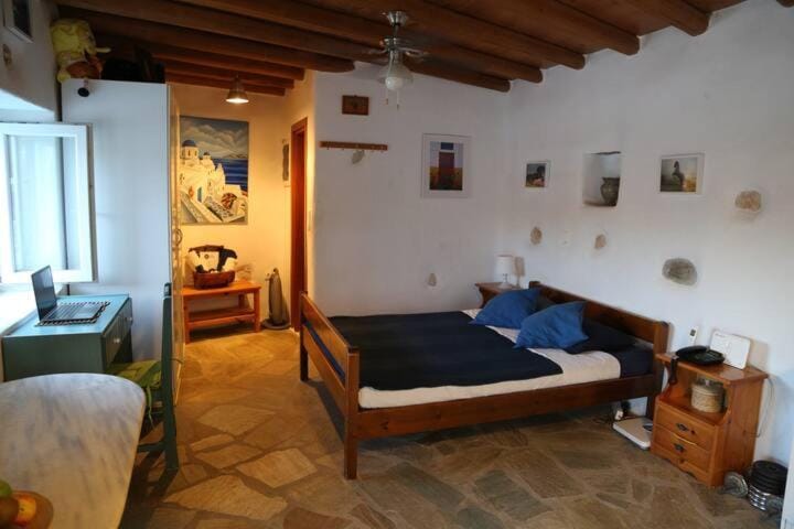 Bed, Living room, Photo of the whole room, Bedroom, towels