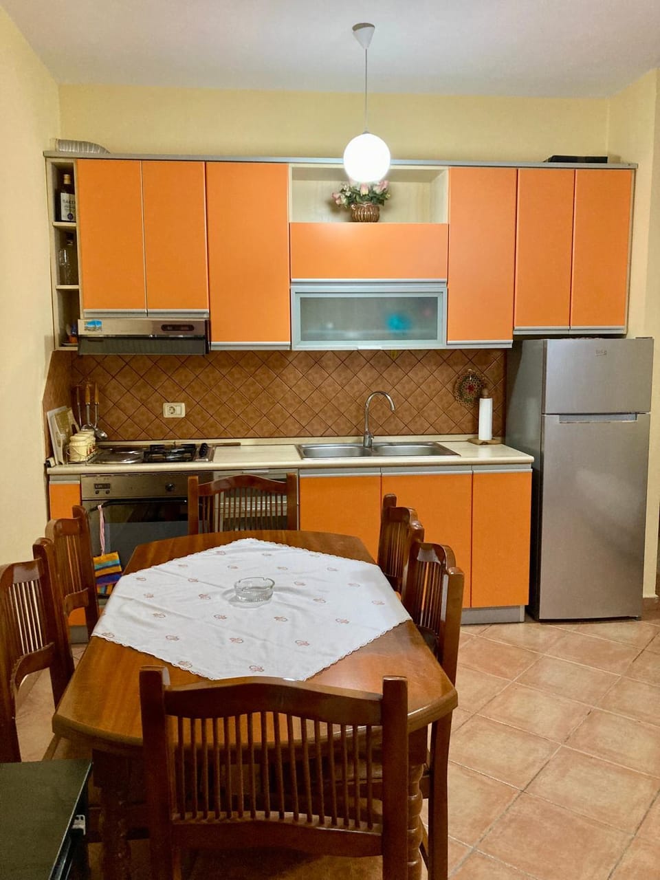 Kitchen or kitchenette, Dining area