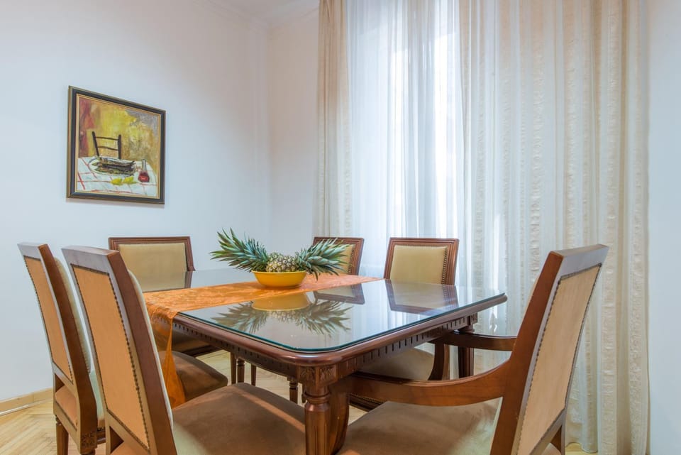 Photo of the whole room, Decorative detail, Dining area