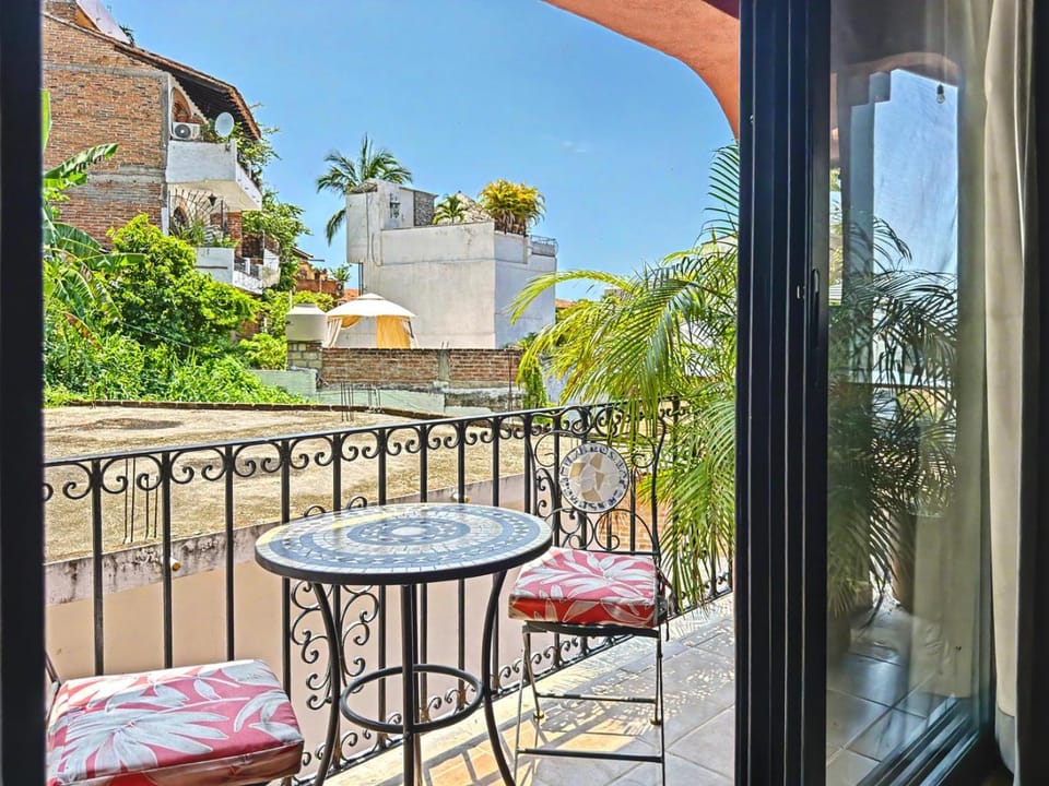 Property building, Day, Garden, Balcony/Terrace, Dining area