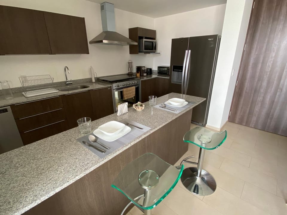 Kitchen or kitchenette, minibar, stove