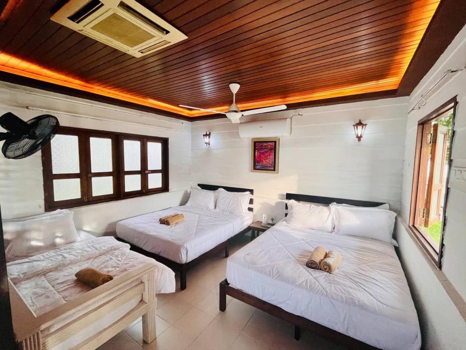 Seaview Mini Chalet by StayCo - DIRECT BEACH ACCESS Chalet in Penang