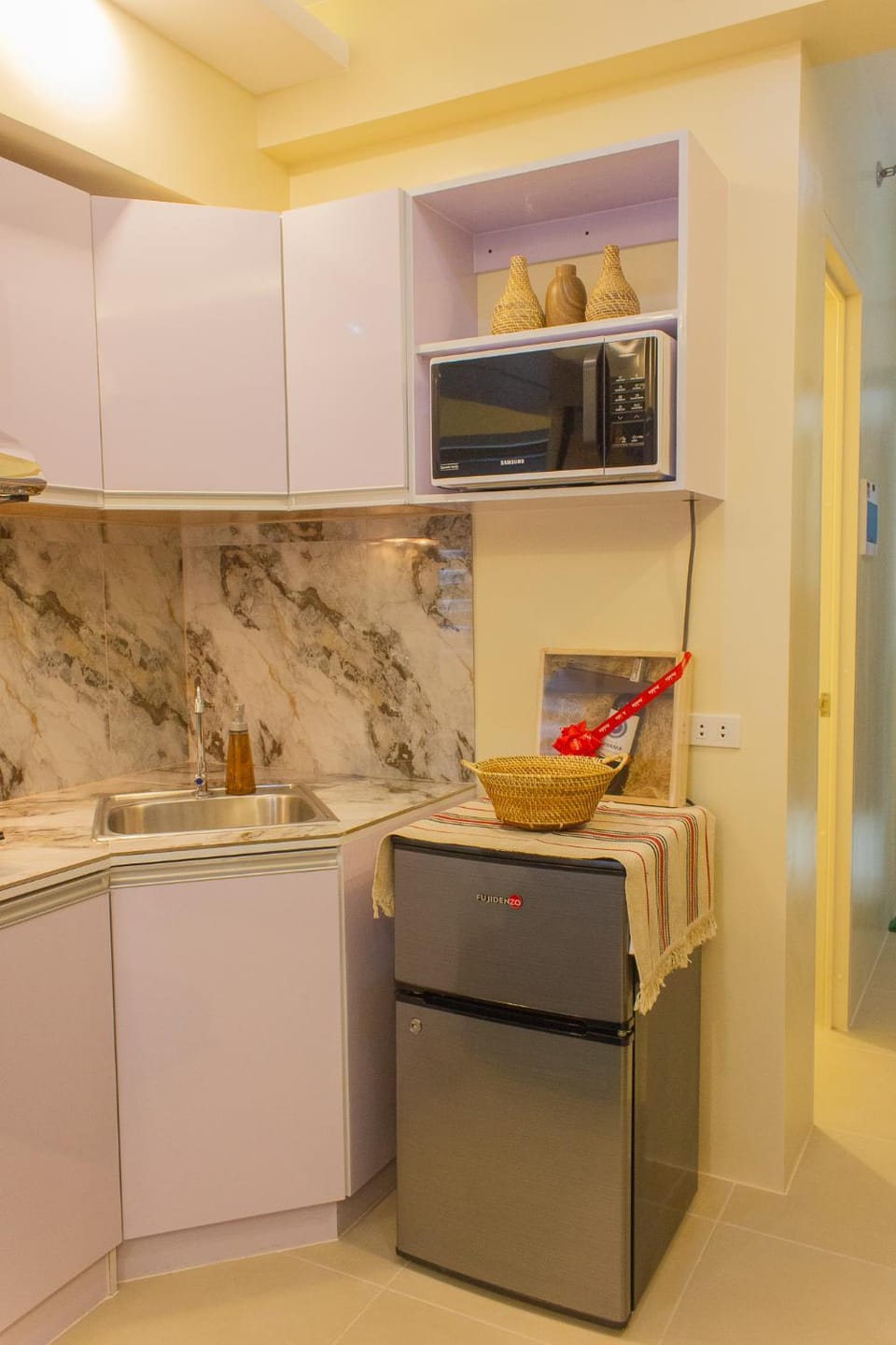 Kitchen or kitchenette, minibar