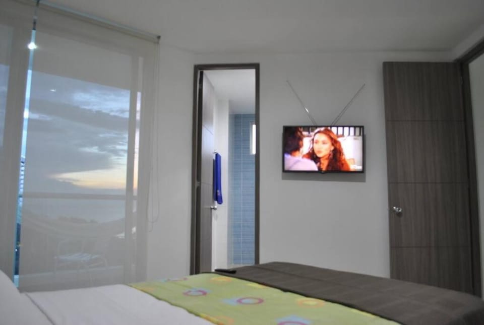 Bed, TV and multimedia, Photo of the whole room, Bedroom