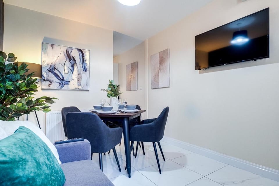 Communal lounge/ TV room, TV and multimedia, Seating area, Dining area