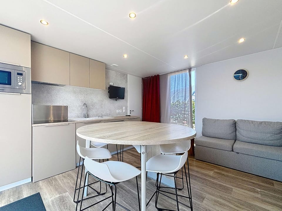 Mobil-home confort 6 pers, 3 chambres, 2 sdb, proche plage, piscine, fitness, commerces à Jullouville - FR-1-361A-80 House in Jullouville