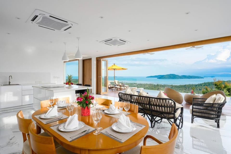 View (from property/room), Living room, Seating area, Dining area, Lake view, Mountain view