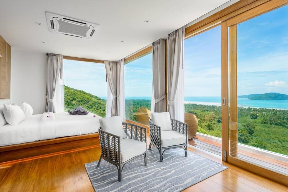 Bed, Day, View (from property/room), Seating area, Bedroom, Lake view, Mountain view, River view, Sea view