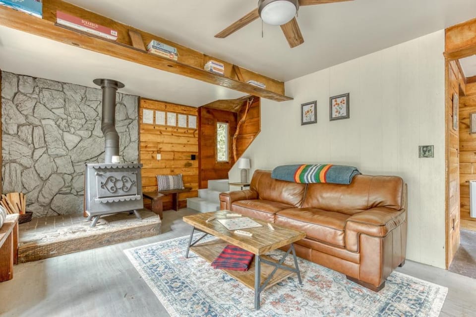 Thompson Cabin - Charming Salmon Riverfront A-Frame Oasis w/ fireplace Cabin in Welches