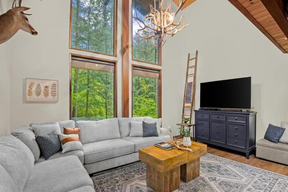 ZigZag Basecamp · Cozy Cabin Perfect for Nature Escapes w/ Hot Tub Cabin in Clackamas County