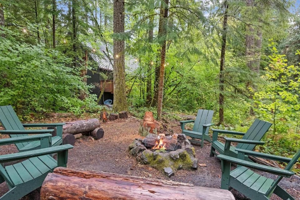 ZigZag Basecamp · Cozy Cabin Perfect for Nature Escapes w/ Hot Tub Cabin in Clackamas County
