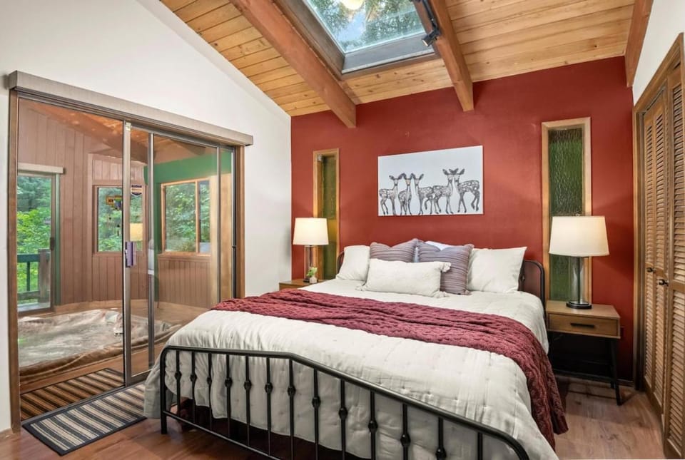 ZigZag Basecamp · Cozy Cabin Perfect for Nature Escapes w/ Hot Tub Cabin in Clackamas County