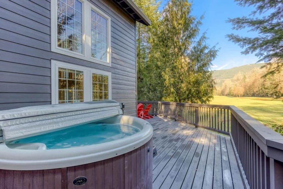 Lazy Bear Lodge · Spacious 6BR Lodge with Chef's Kitchen, Hot Tub, Golf Views and more House in Welches