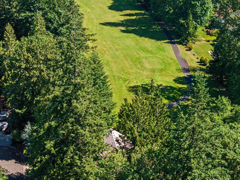 Lazy Bear Lodge · Spacious 6BR Lodge with Chef's Kitchen, Hot Tub, Golf Views and more House in Welches