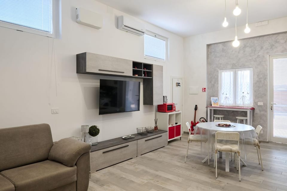 Communal lounge/ TV room, TV and multimedia, Kitchen or kitchenette, Living room, Seating area, air conditioner