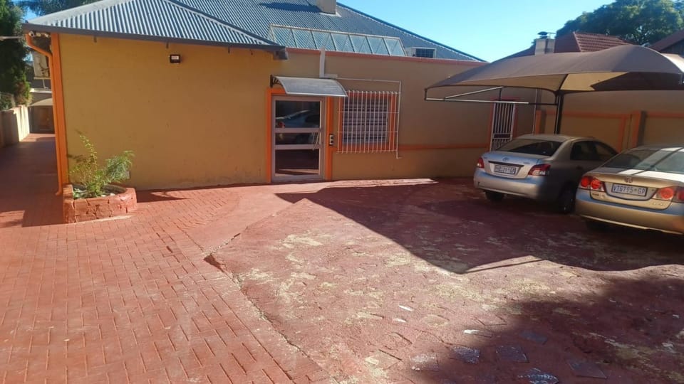De'moore Guest House Bed and Breakfast in Johannesburg