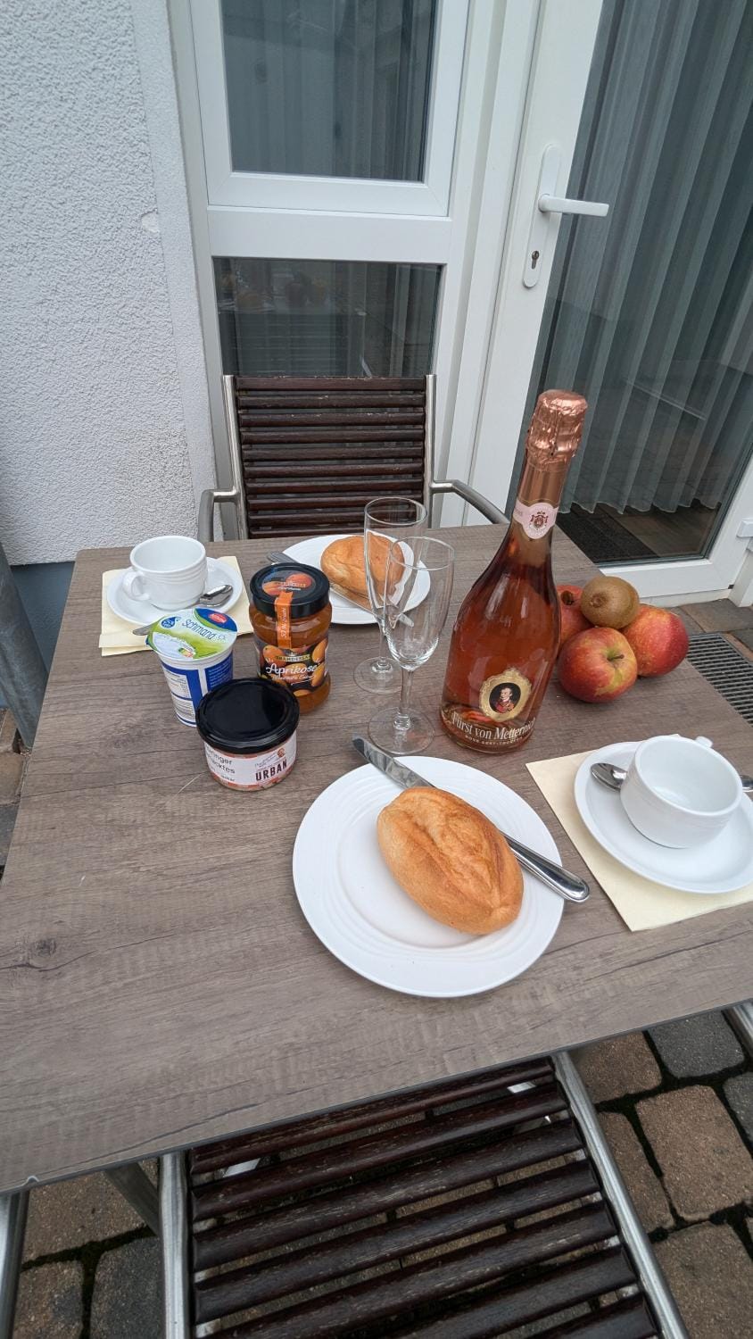 Food and drinks, Food, Breakfast, Continental breakfast, Lunch, Dinner, Drinks
