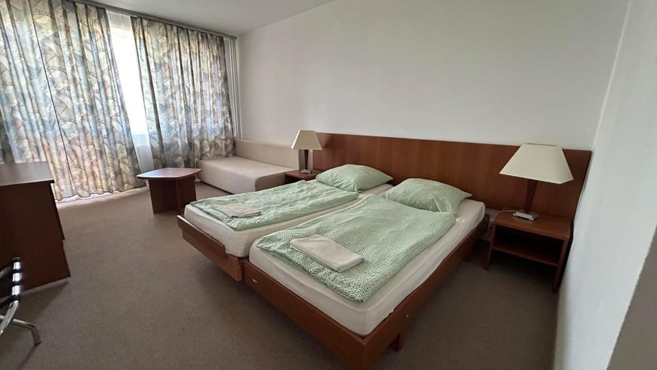 Aranypart Szálló-Közösségi Szálláshely Hotel in Siófok