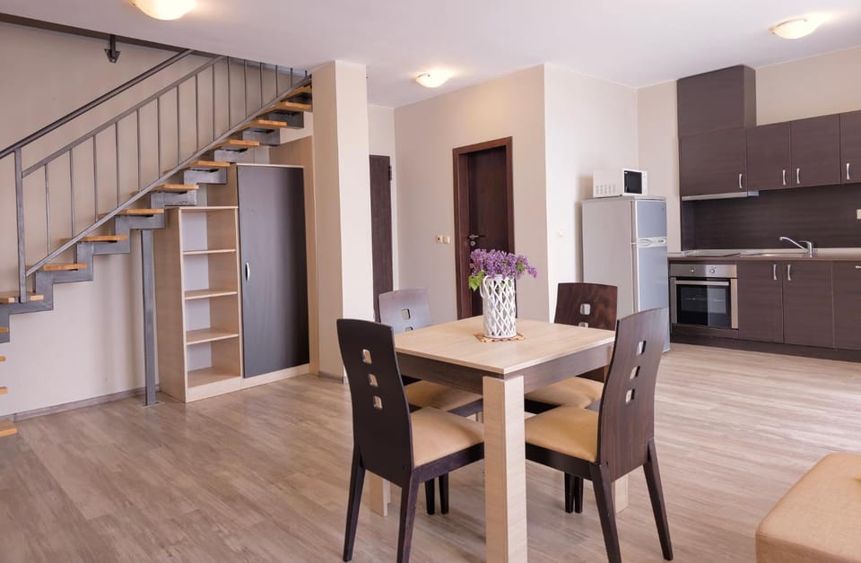 Kitchen or kitchenette, Living room, minibar, pet friendly