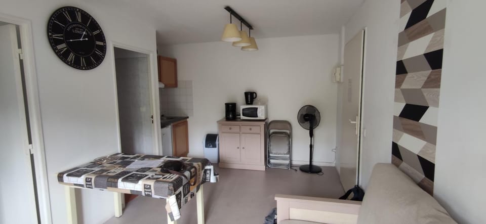 Kitchen or kitchenette, Dining area, minibar