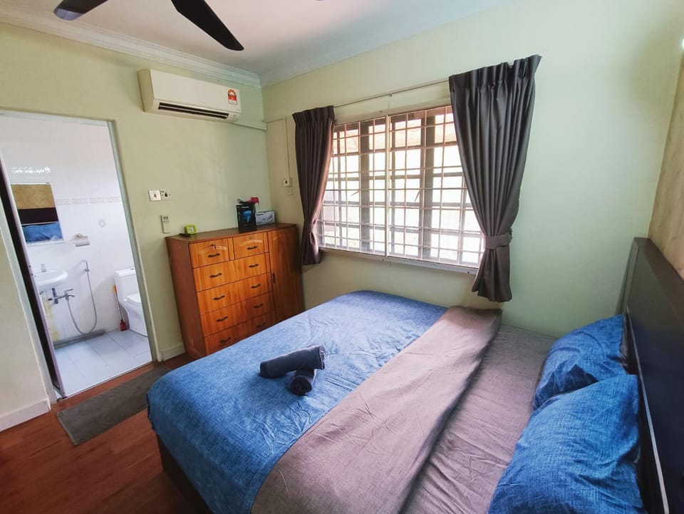 Bed, Photo of the whole room, Bedroom, fireplace, air conditioner
