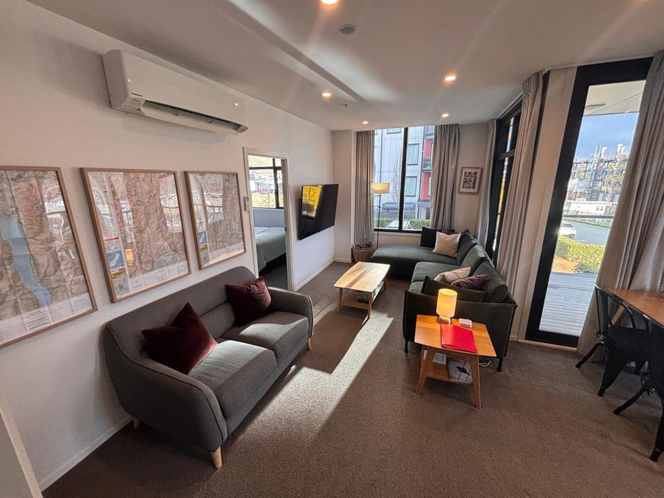 TV and multimedia, Living room, Seating area, air conditioner