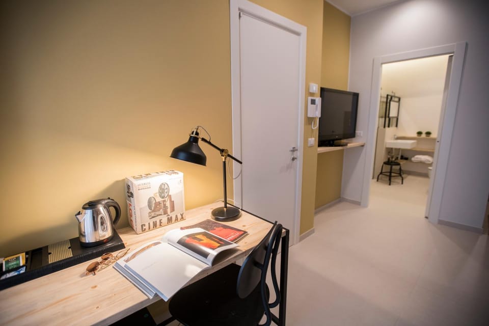 TV and multimedia, Photo of the whole room, Bedroom, hair dresser