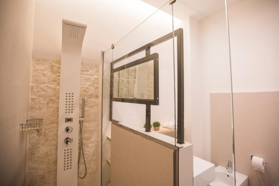 Shower, Toilet, Bathroom, towels