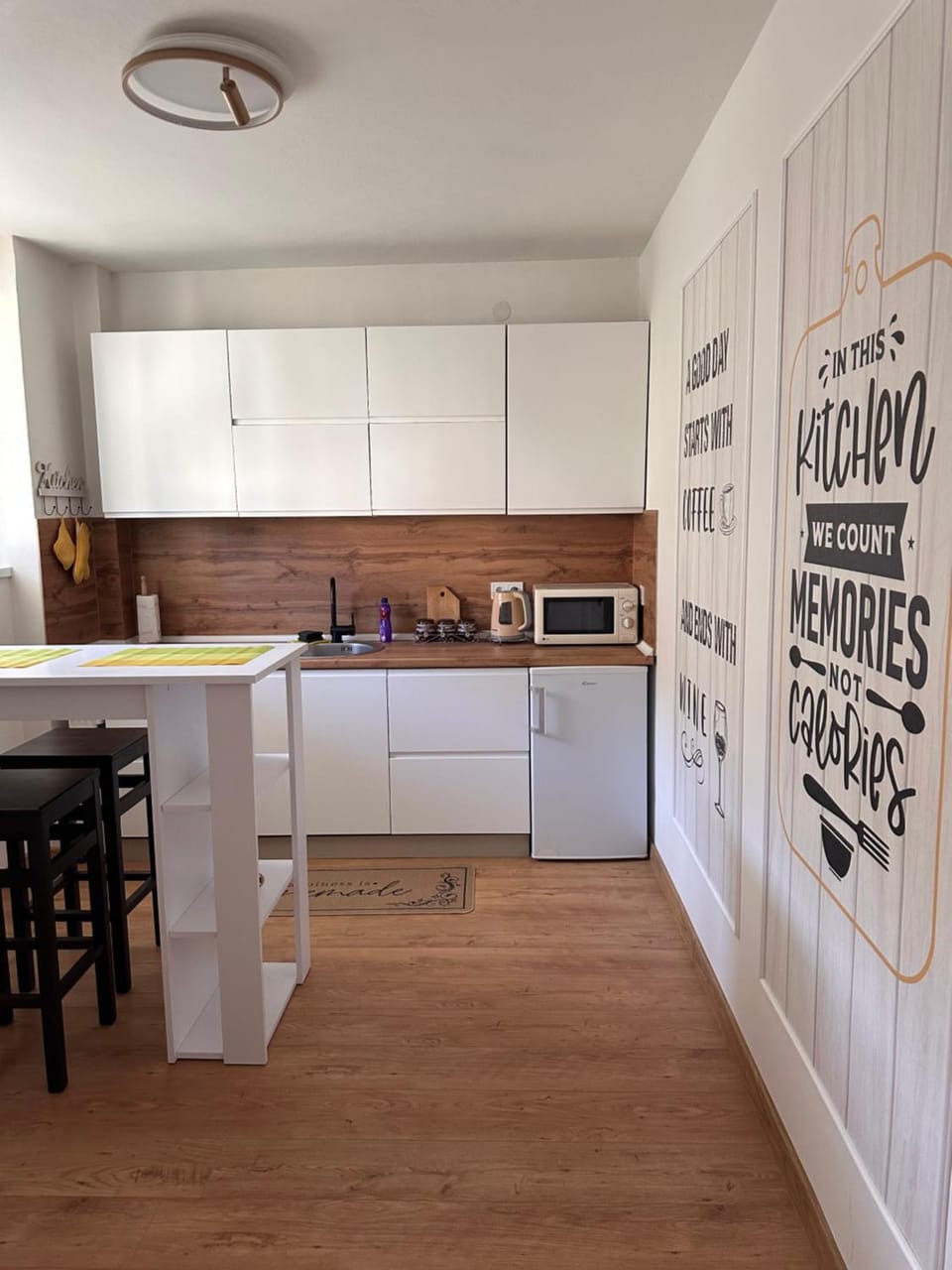 Kitchen or kitchenette, minibar, stove