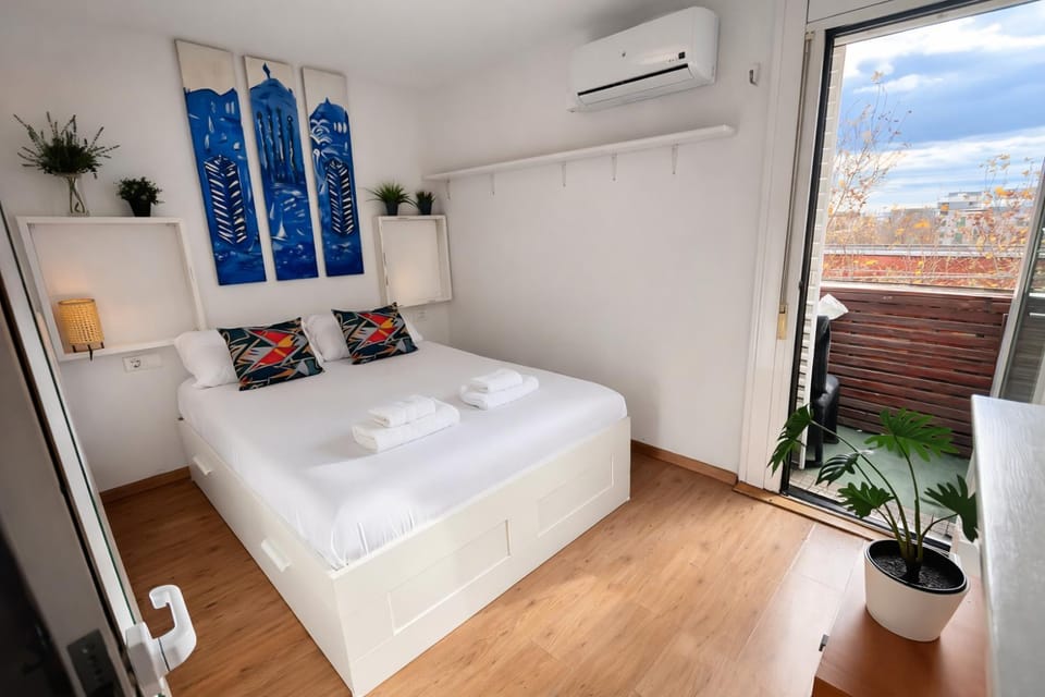 Bed, Photo of the whole room, Bedroom, towels, air conditioner