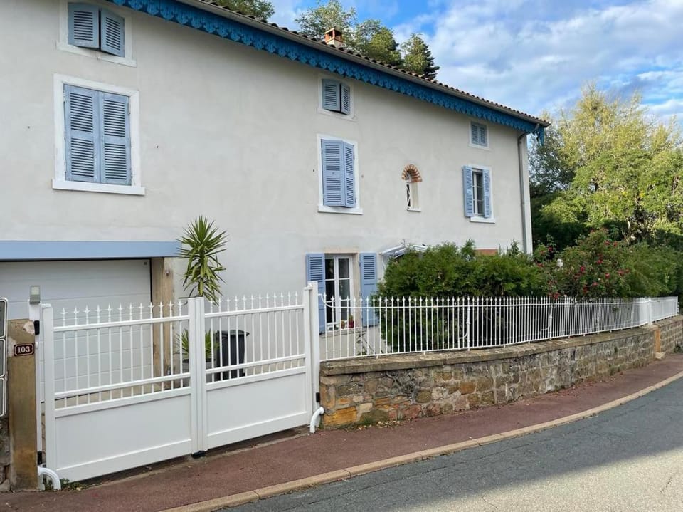 Property building, Neighbourhood