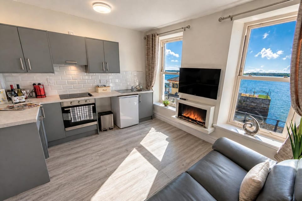Kitchen or kitchenette, Living room, Sea view, fireplace