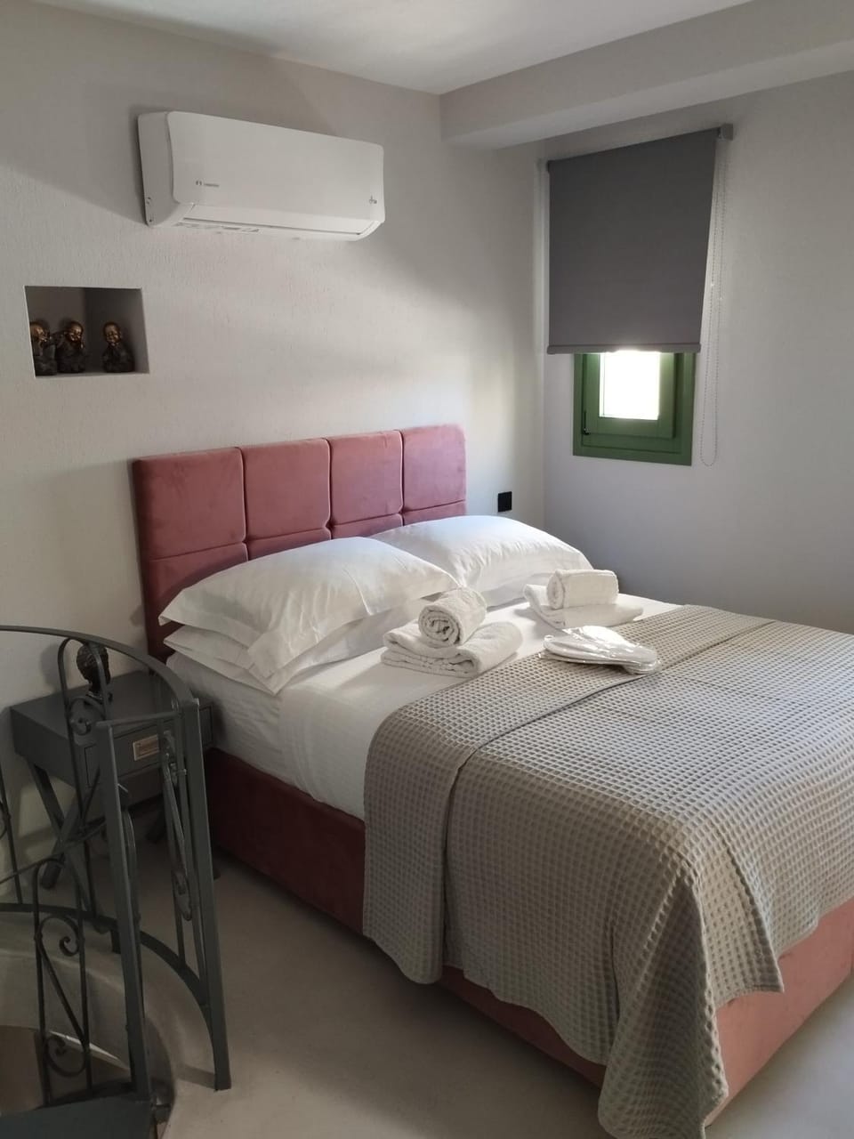 Bed, Photo of the whole room, Bedroom, air conditioner