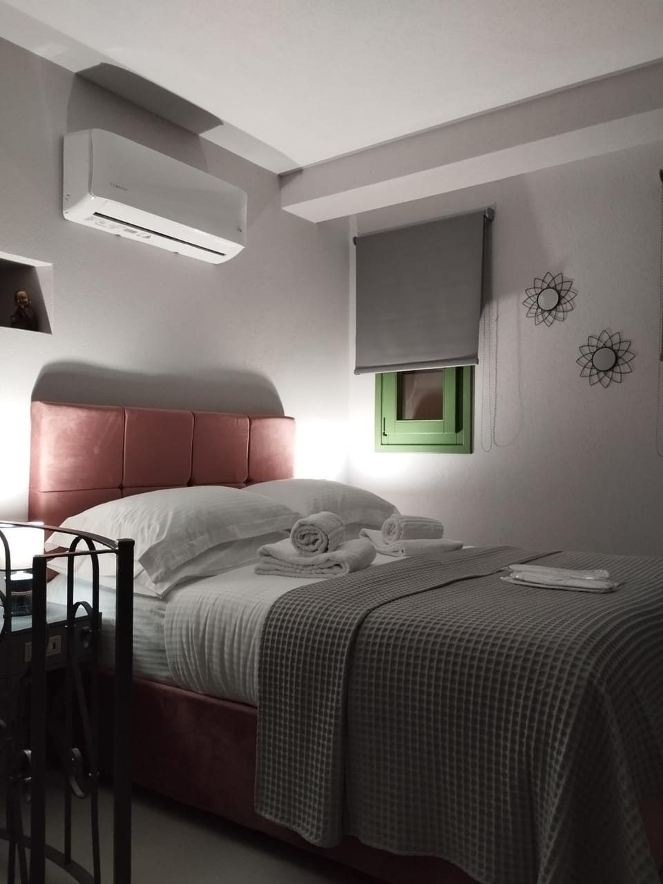 Bed, Photo of the whole room, Bedroom, air conditioner
