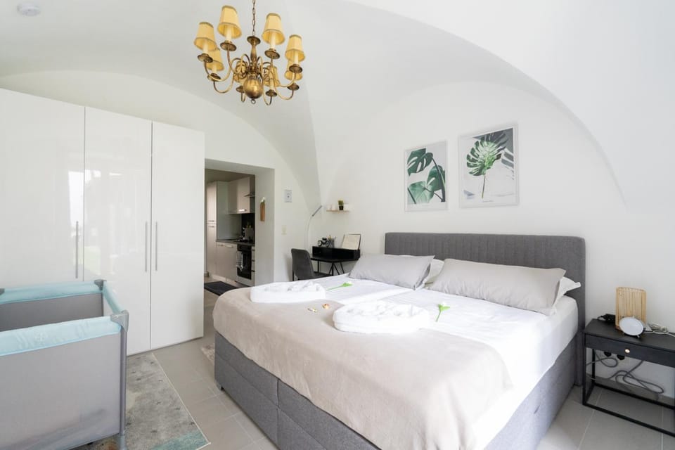 Bed, Living room, Photo of the whole room, Seating area, Bedroom, towels
