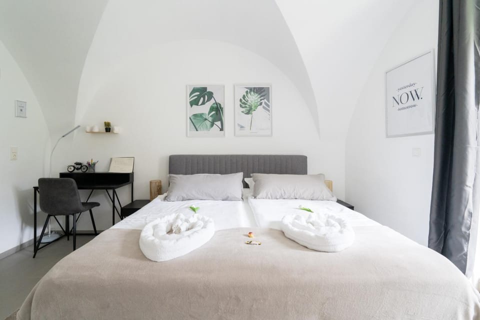 Bed, Photo of the whole room, Bedroom, towels