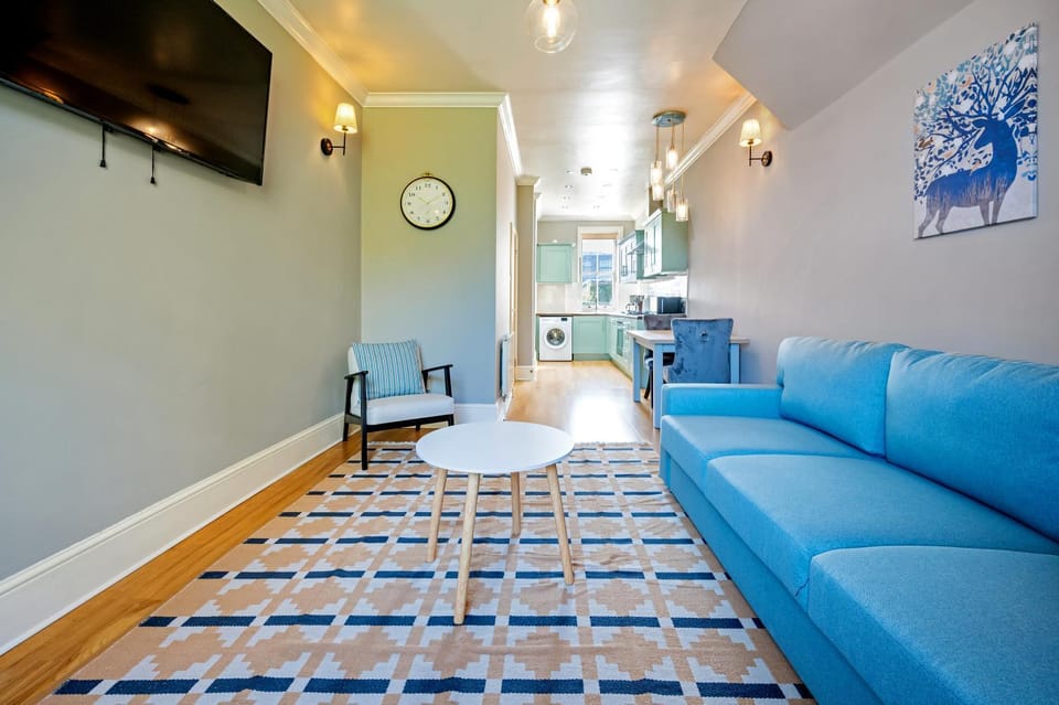 TV and multimedia, Kitchen or kitchenette, Living room, Seating area, Dining area