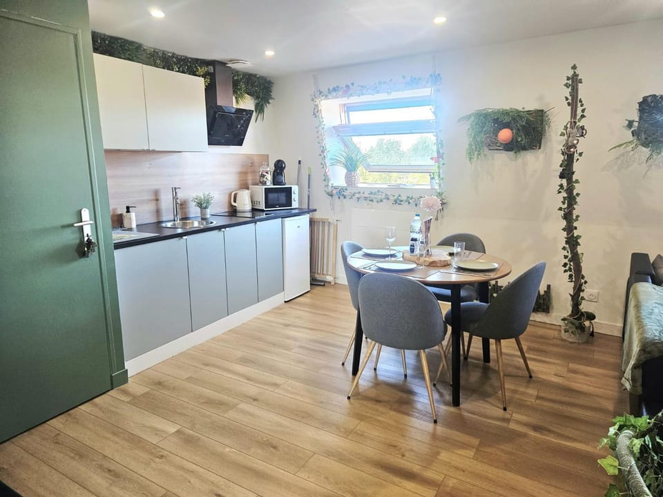 Coffee/tea facilities, Kitchen or kitchenette, Dining area, stove, kitchen